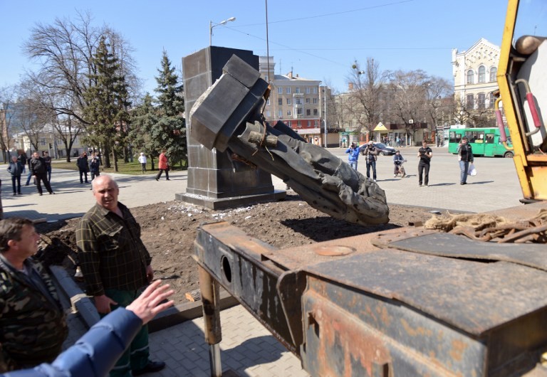 Ukraine's largest monument to Lenin, toppled in Zaporizhia