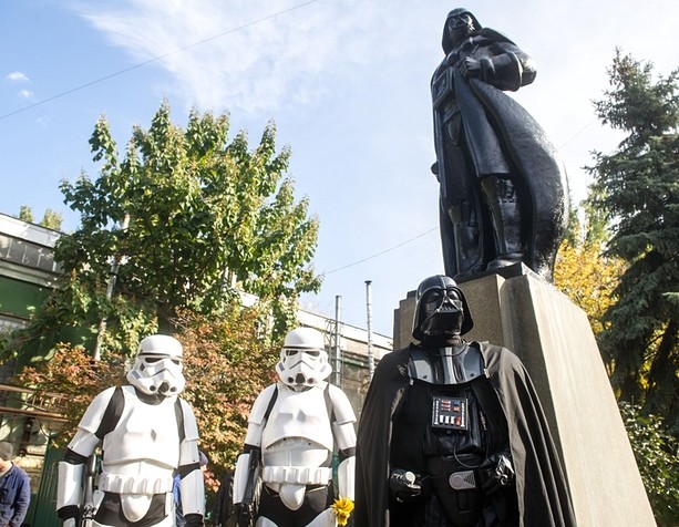 Cosplayers: Un Darth Vader y sus secuaces stormtroopers posan con orgullo junto a la estatua